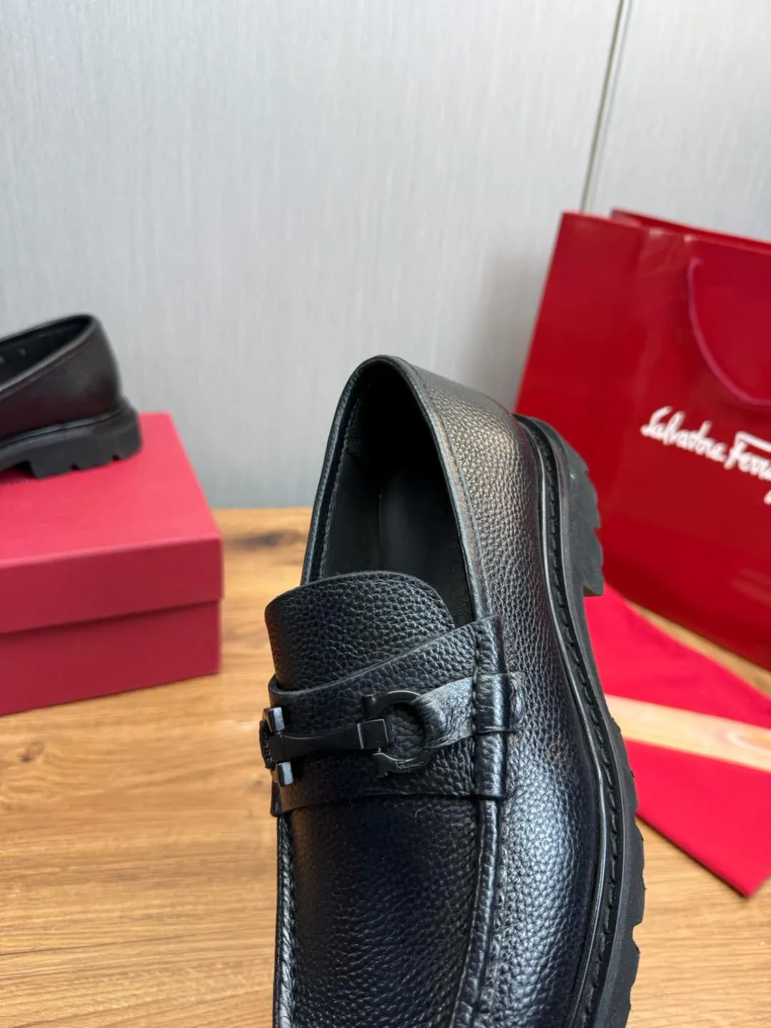 Men's shoes 💰880💰 Ferragamo. [Ferragamo] men's thick-soled loafers, the latest hot style, 1:1 original purchase quality, top quality, imported open-edge beaded cowhide leather on the upper, hand-made three-dimensional stitching highlights the round toe design, the inner foot pads are all imported cowhide, with original lightweight foam outsole, matching code 39-44, (38, 45 custom-made, non-refundable)